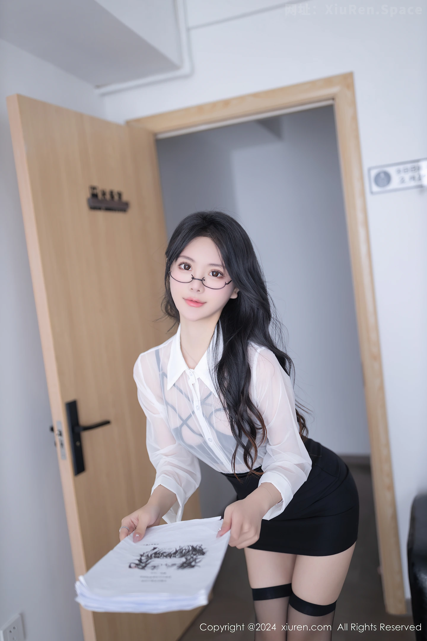 图片[4]-[XiuRen秀人网]VOL.8560 模特幼幼性感秘书OL制服露黑色高叉连体衣秀完美身材诱惑写真80P-秀人网官方网站